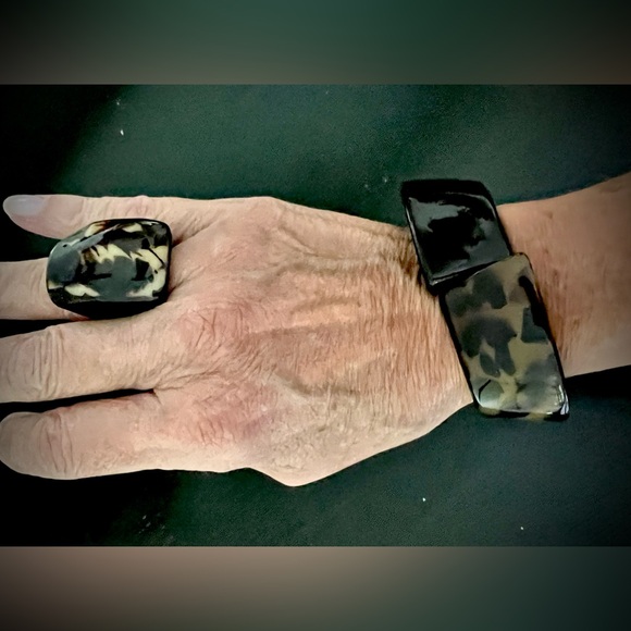 J CREW S/2!Hinged Tortoise Bracelet & Ring - Picture 3 of 10